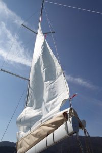 HOW TO LOWER THE MAINSAIL