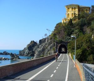 YOU ARRIVE AT THE HARBOUR AND CONTINUE ON BYKE. THE CYCLE PATH OF THE COASTAL PARK IN LIGURIAN RIVIERA IS AT YOUR BOAT.