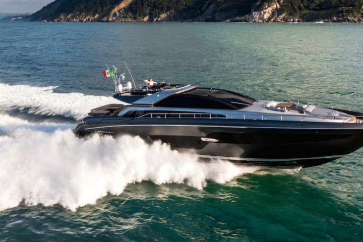 Ferretti Yachts Domino 88
