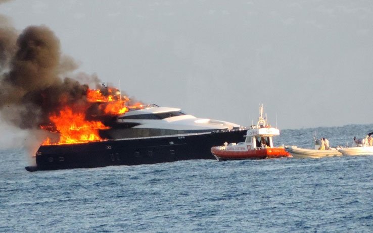 De Laurentis' boat on fire in the Gulf on Naples