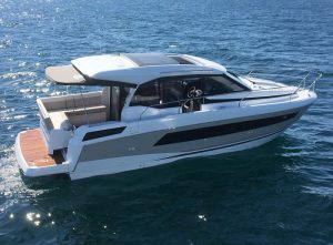 NEW JEANNEAU NC 33: SURPRISING VOLUMES ON BOARD