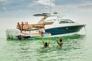 Sea Ray SLX 400 Outboard : “The Entertainer”