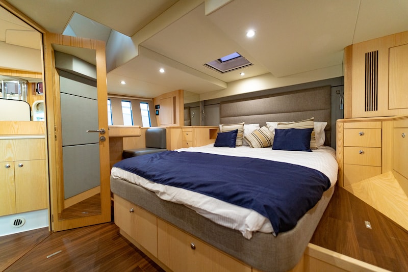 Discovery 54, master cabin