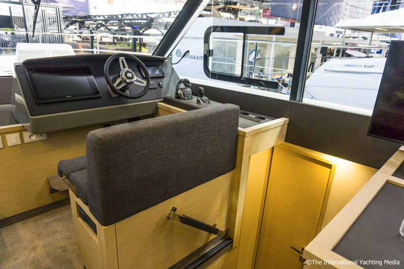Fountaine Pajot MY 40, interior steering console