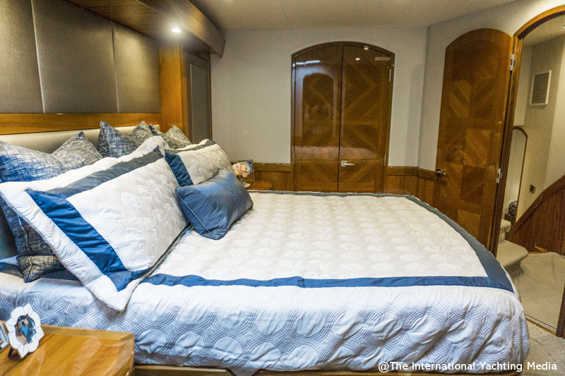 Hatteras GT 70, master cabin