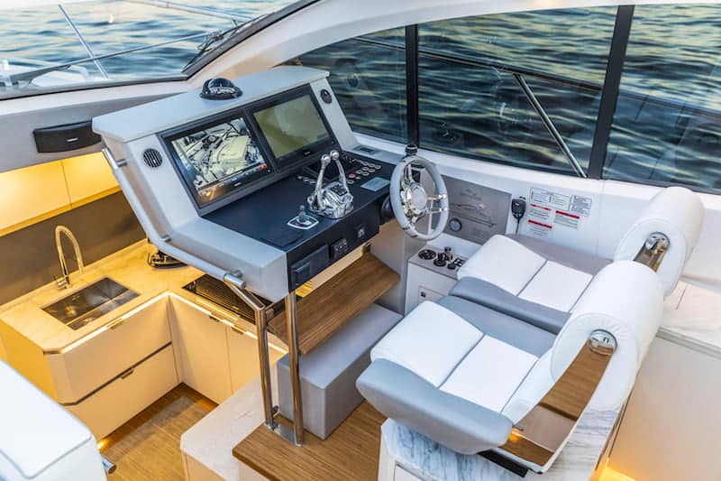 Rio Yachts Sport Coupe 56, helm station