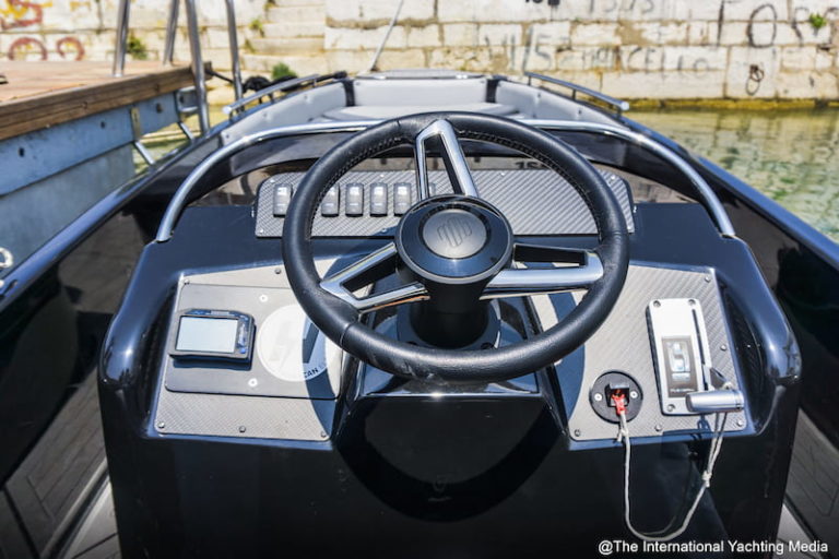 Naumatec E-tender 460, steering console