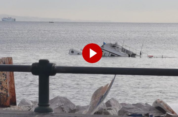 a boat sinks in Naples