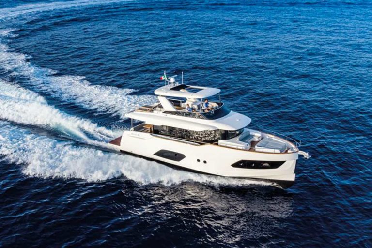 Absolute Navetta 58, under way