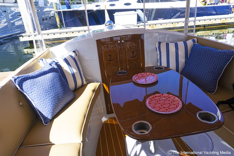 Duffy Boat, salon table