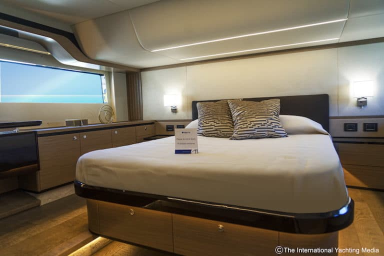 Absolute Yachts Navetta52, cabin