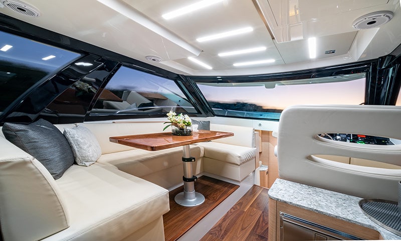 Ocean Alexander Divergence 45 Coupe, lounge