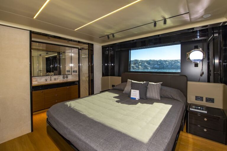 Absolute Navetta 64 guest cabin