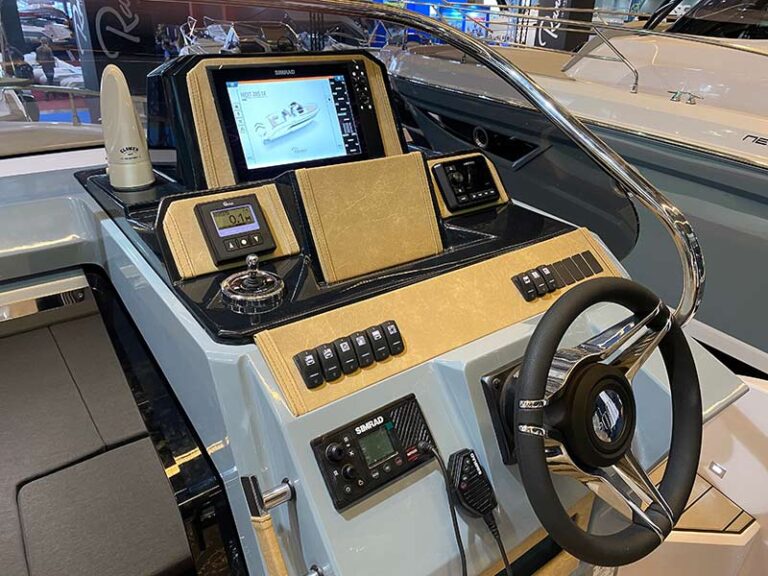 Ranieri Next 285 LX cockpit