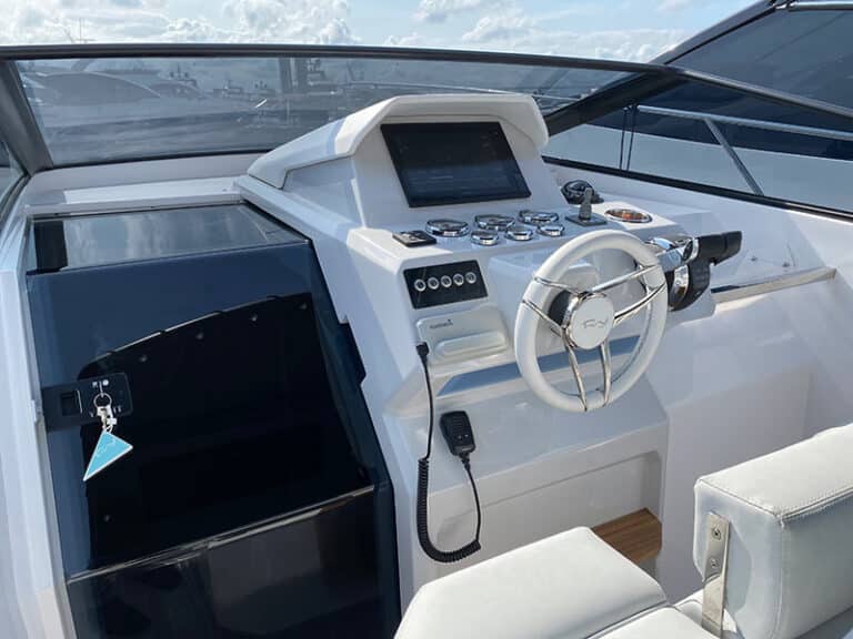 Rio Yachts Daytona, cockpit