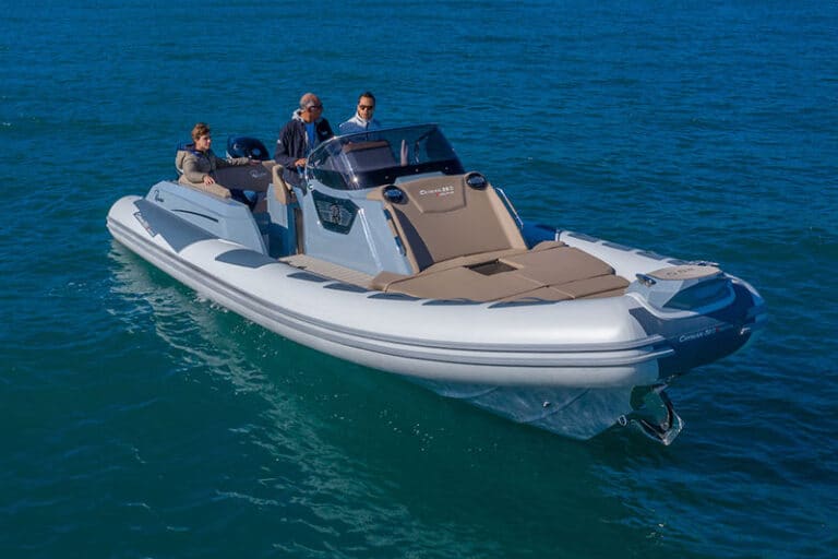 Ranieri Cayman 28.0 Executive bow