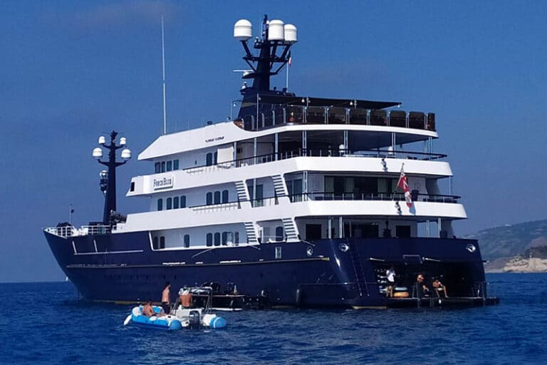 flavio briatore yacht force blue