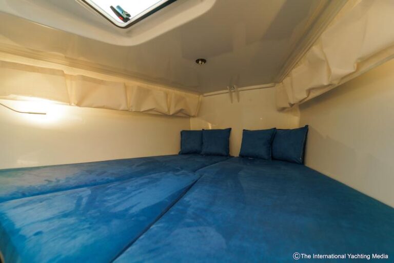 Neo 430 Roma bow cabin