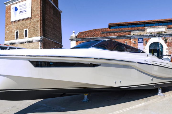 Ecolux 850 Hybrid Venice Boat Show