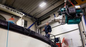 Volvo-Penta-installing-the-hybrid-propulsion-system