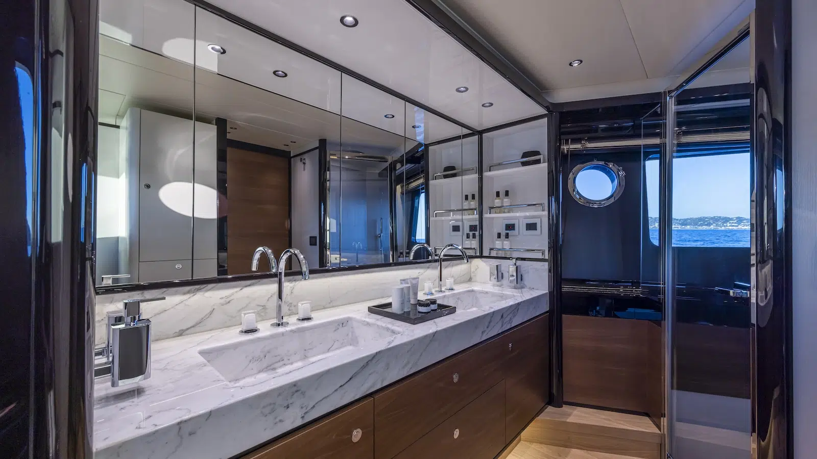 ABSOLUTE NAVETTA 75 interiors 10 ABSOLUTE NAVETTA 75 interiors 10