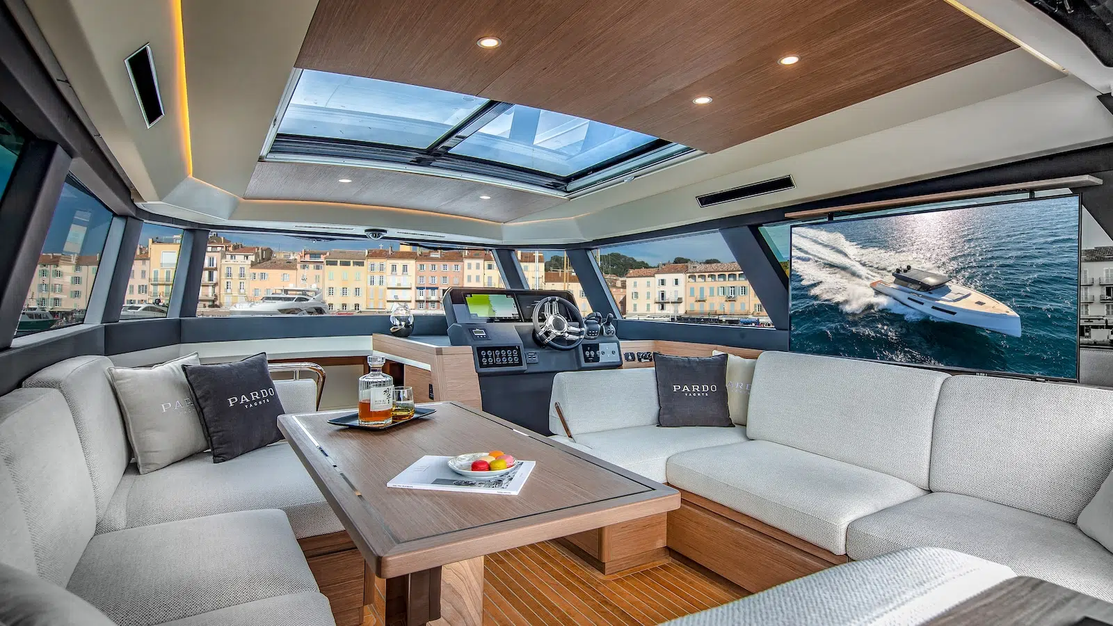 Pardo GT52 Main deck Pardo GT52 Main deck