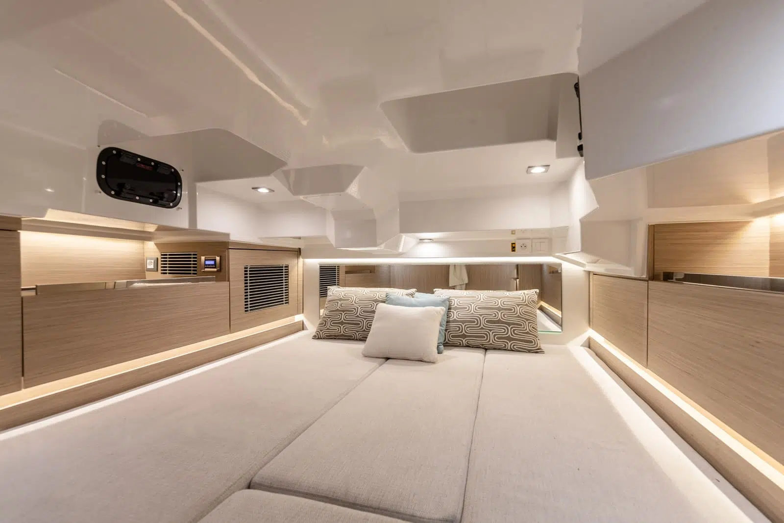 Cap Camarat 15.0 cabin