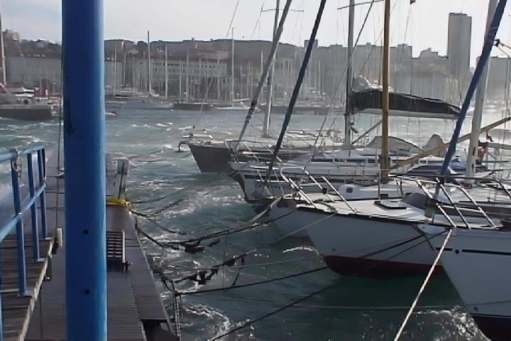 casting off safely in windy weather