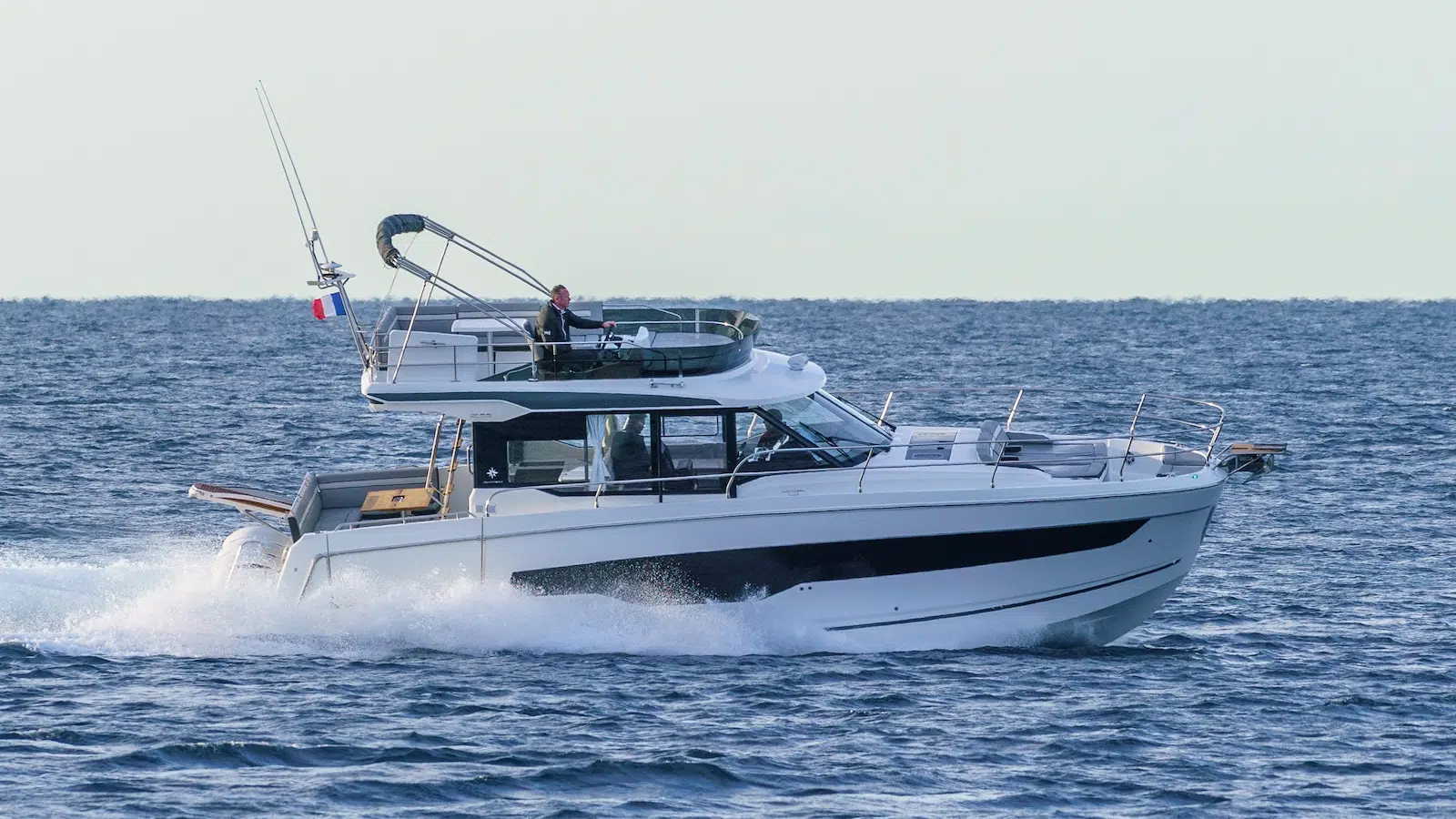 Vista lateral del Fly Merry Fisher 1295