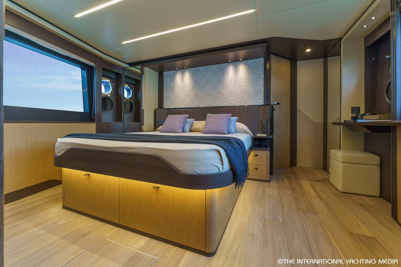 Absolute 52 Fly master cabin