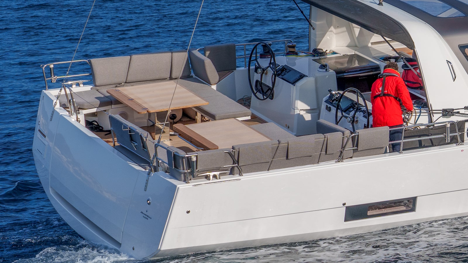 Jeanneau Yachts 55 stern view