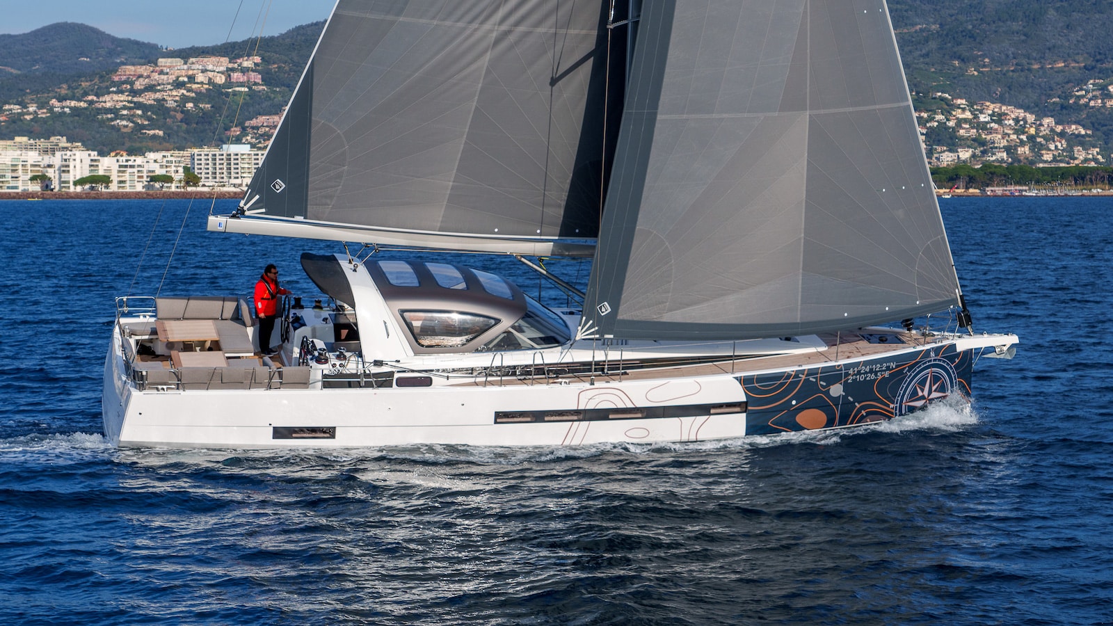 Jeanneau Yachts 55 reaching