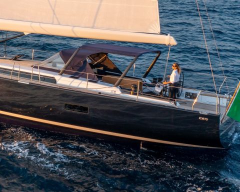 ICE-YACHT-70-underway