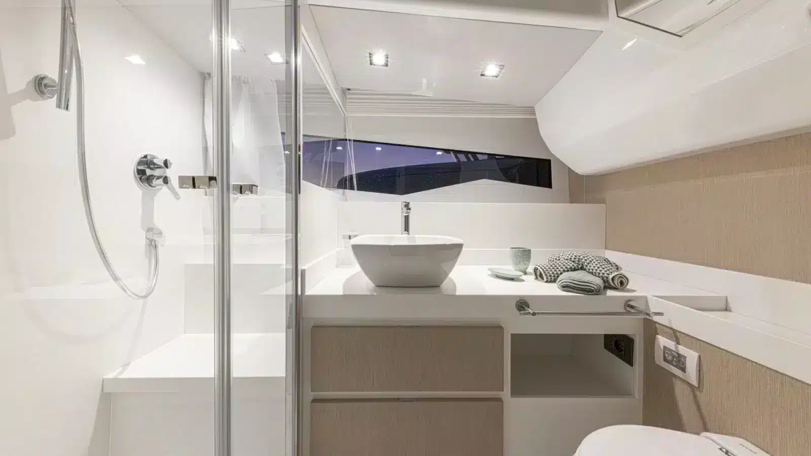 FIART 43 SEAWALKER PANORAMA BATHROOM