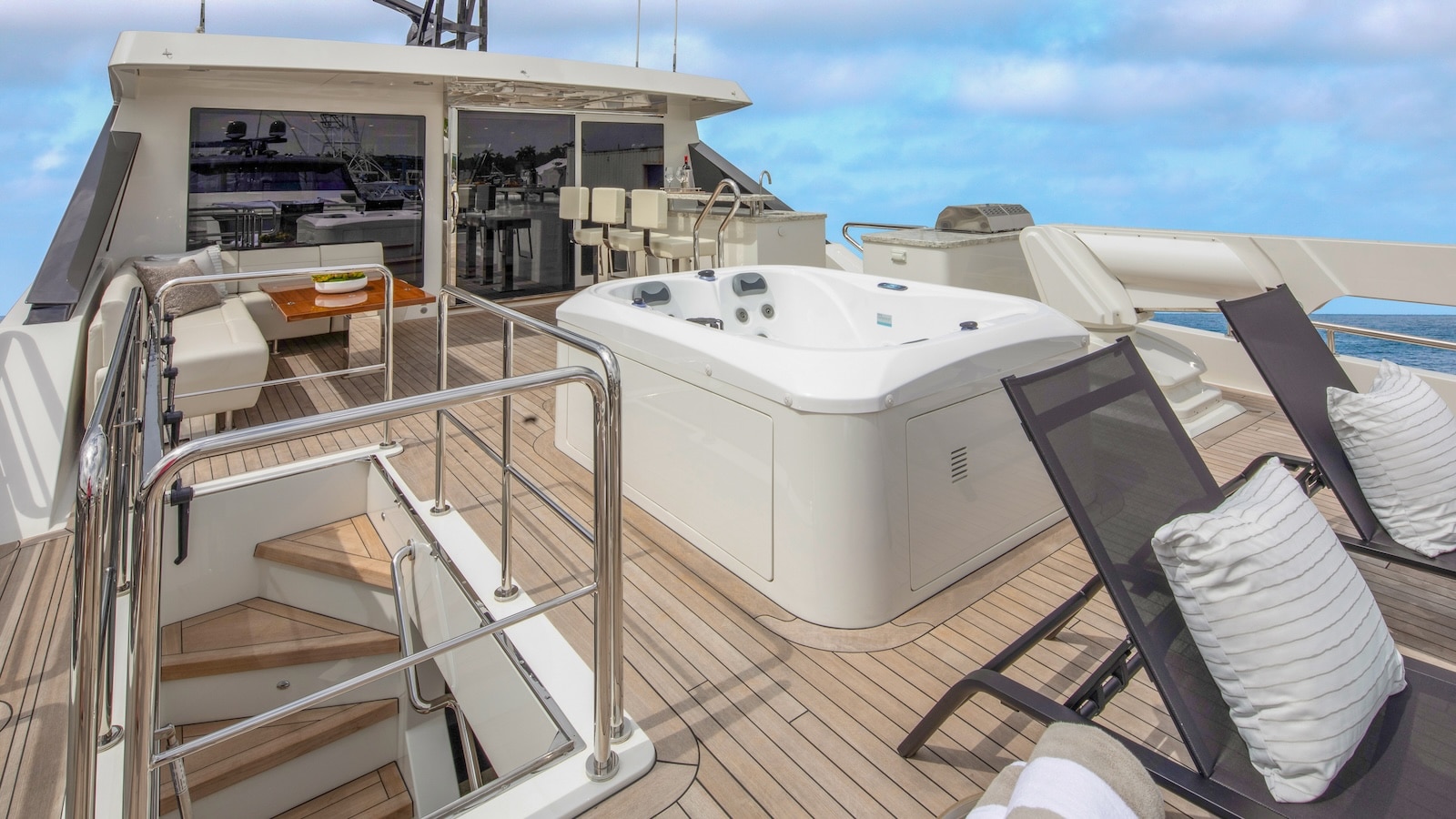 OA 32 L aft bridgedeck