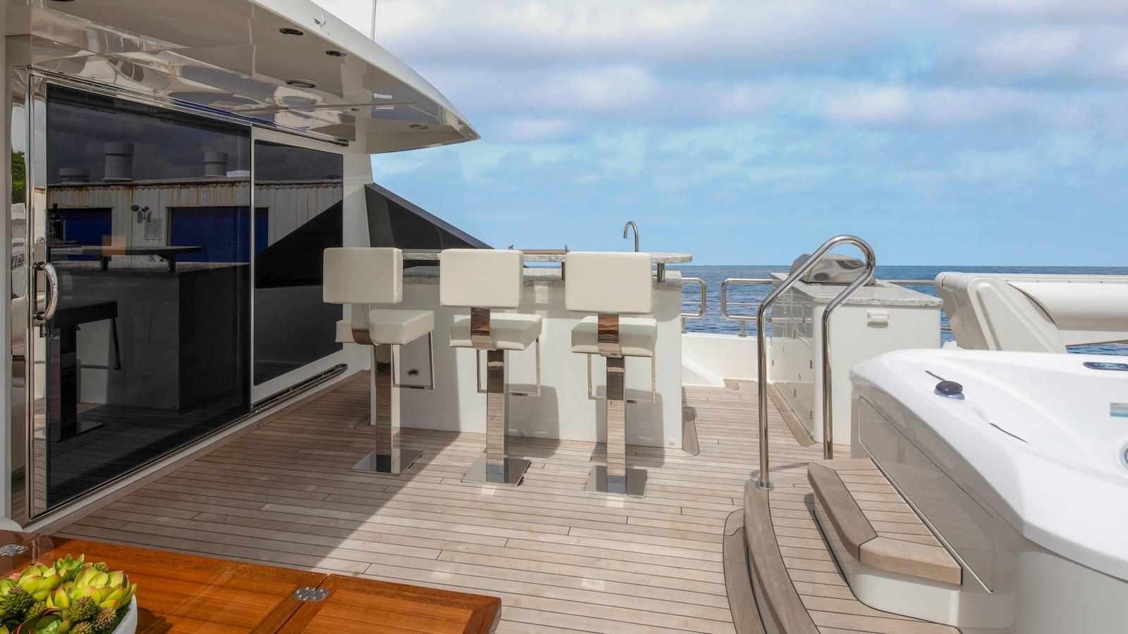 Ocean Alexander 32 Legend aft bridgedeck