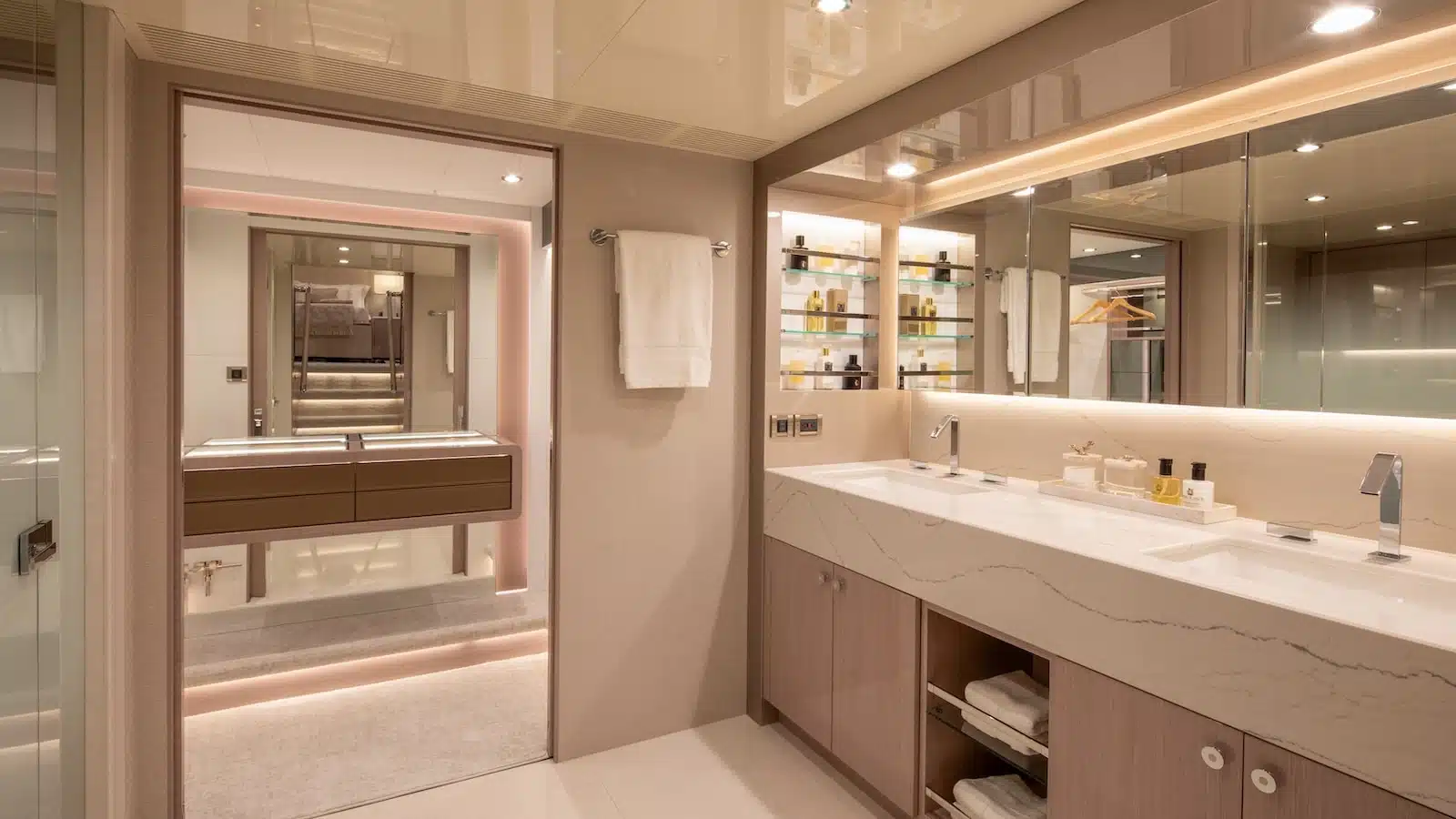 Ocean Alexander 32 Legend master bathroom