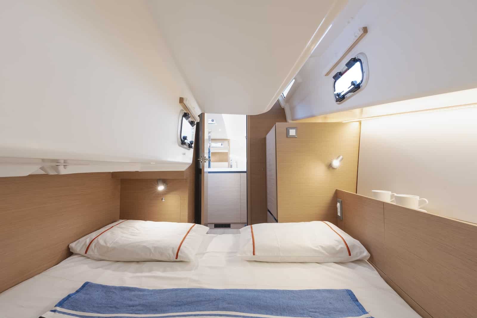 Sun Odyssey 350 cabin