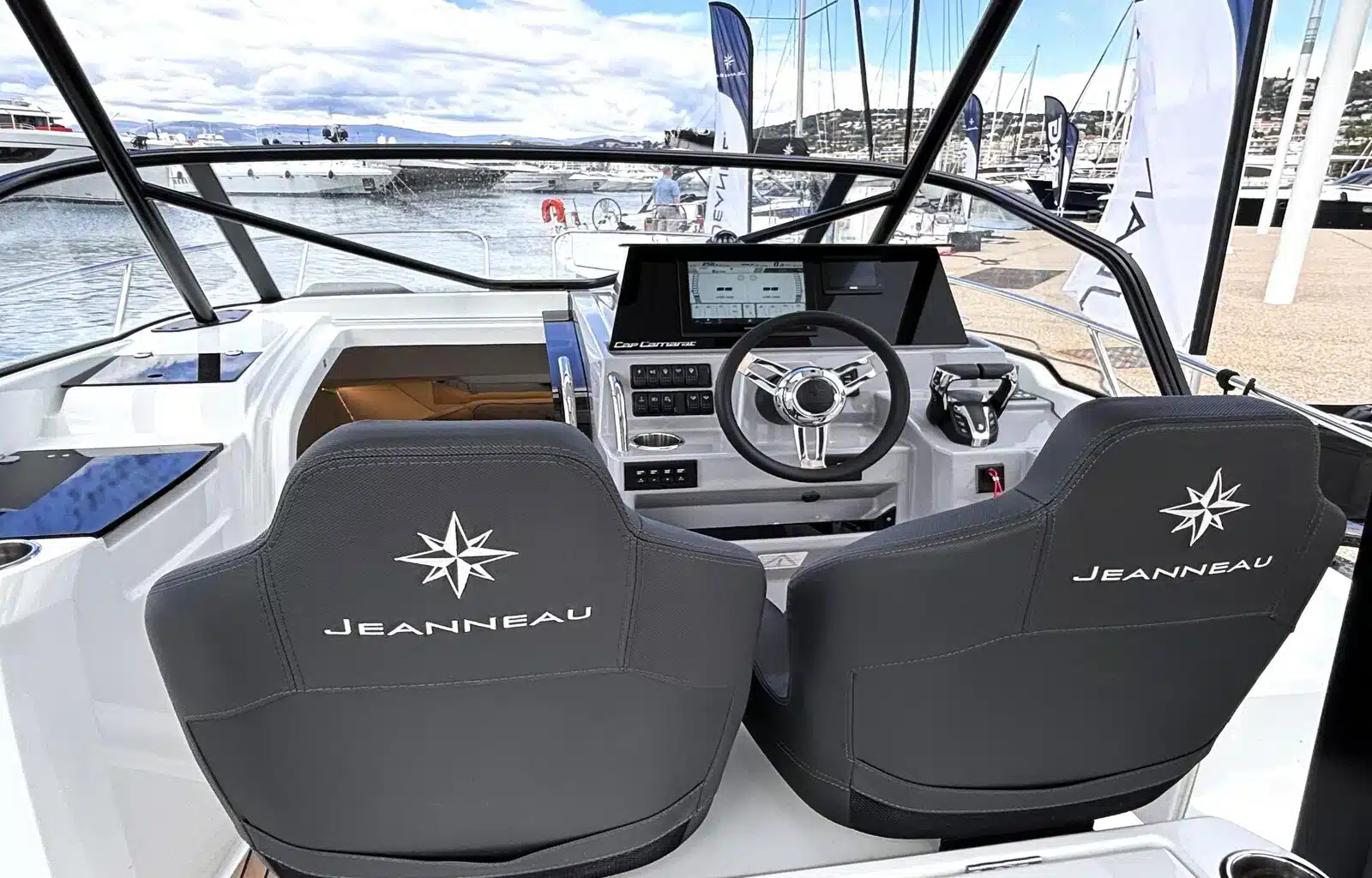 CAP CAMARAT 9.0 WA Series 2 helm station