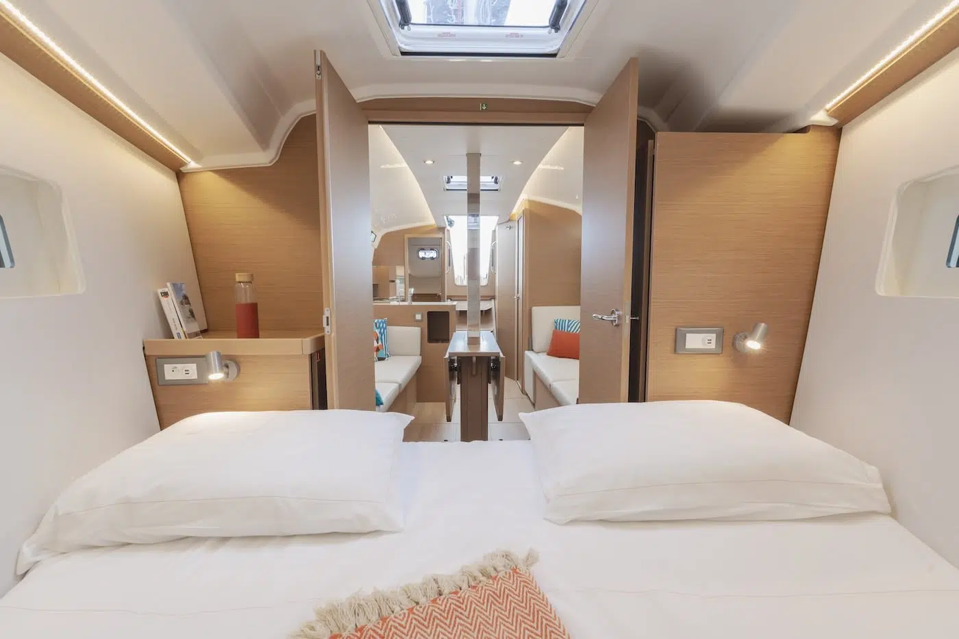 Jeanneau Sun Odyssey 350 master cabin