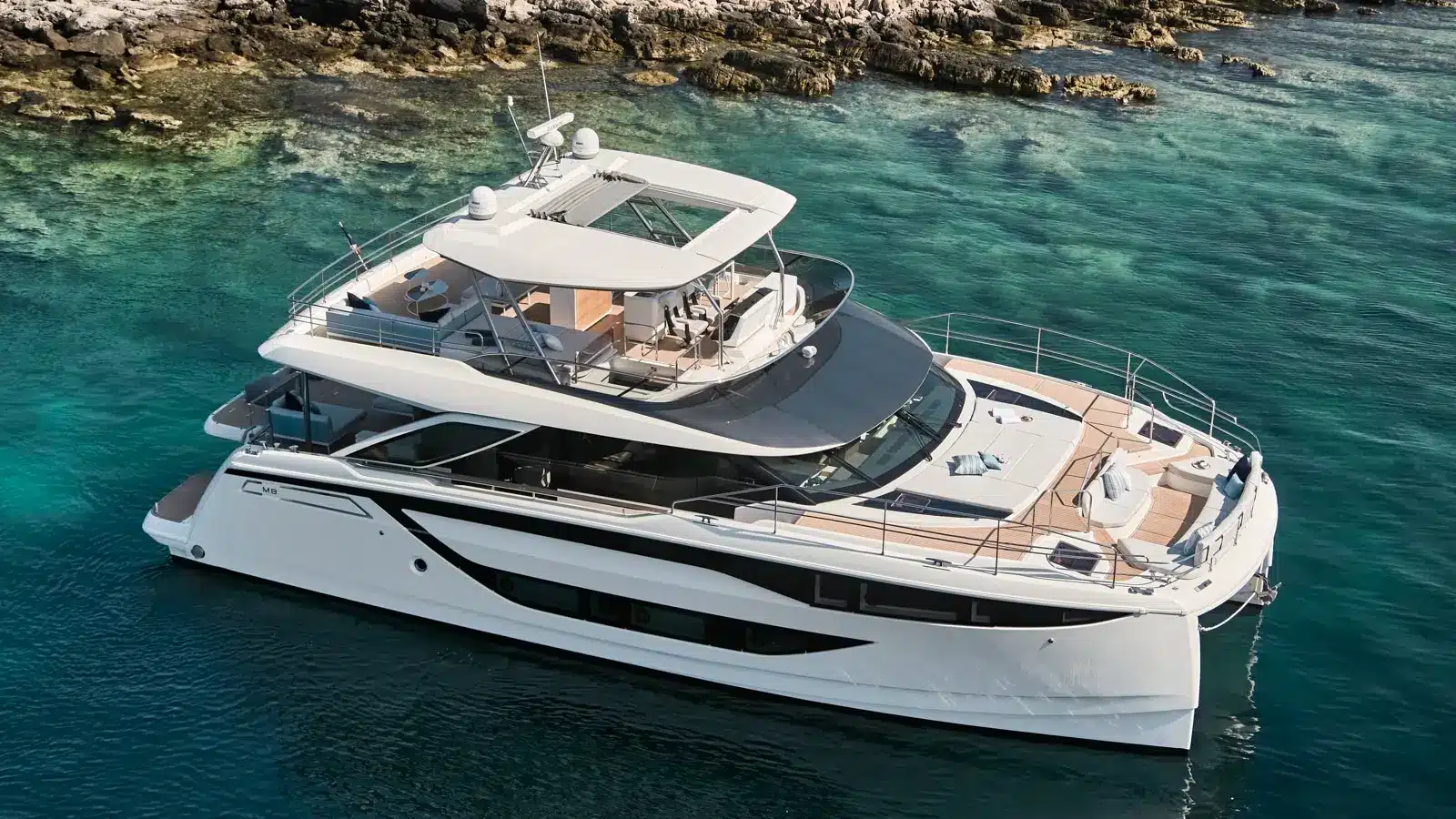 Prestige M8 Tour: o luxuoso catamarã em turnê pela França e Itália para testes de mar