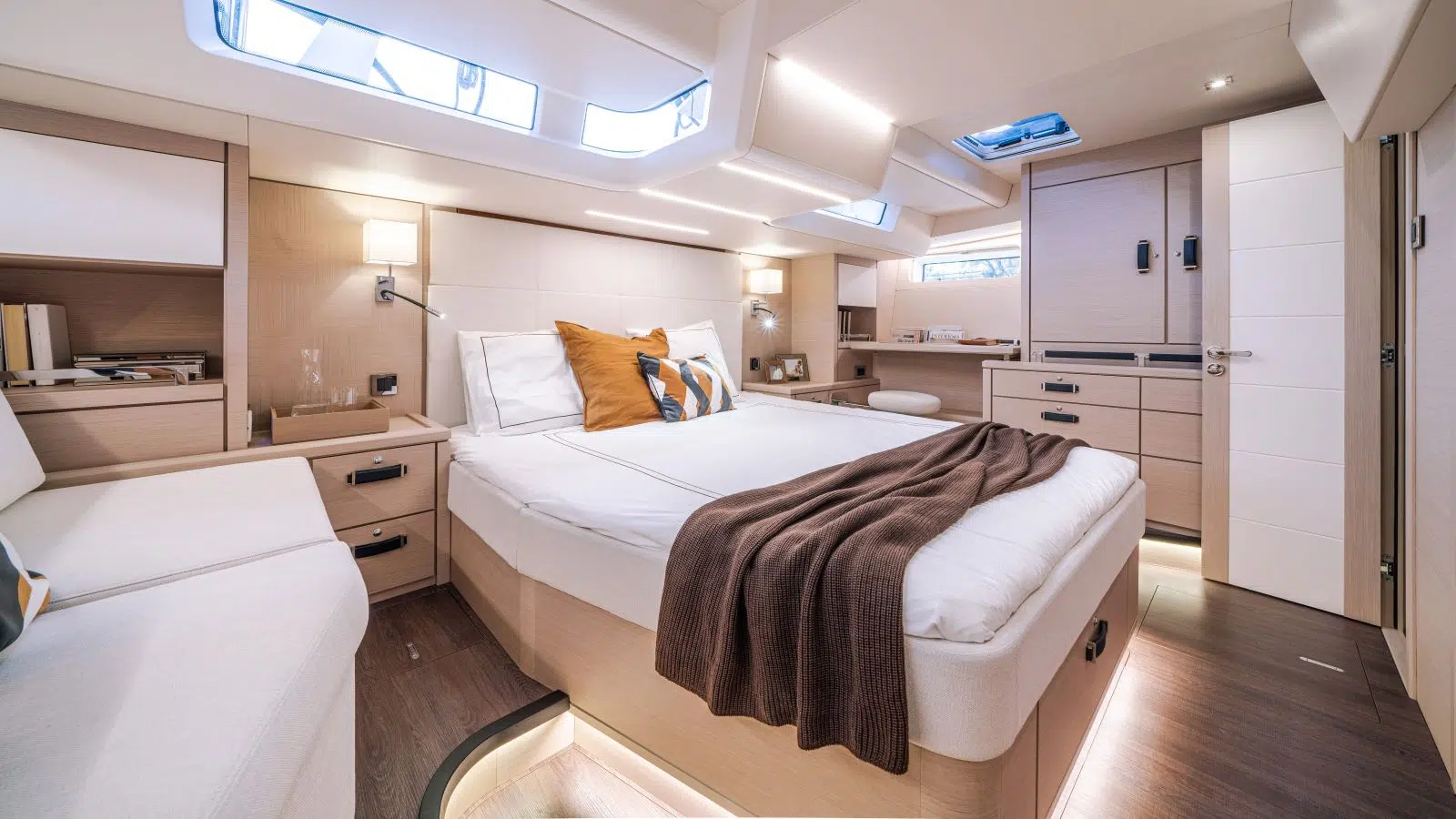 Jeanneau Yachts 65 cabin