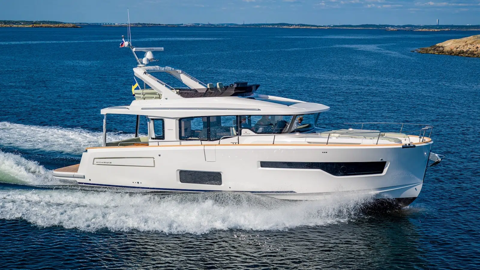 Nimbus 495 Flybridge side view