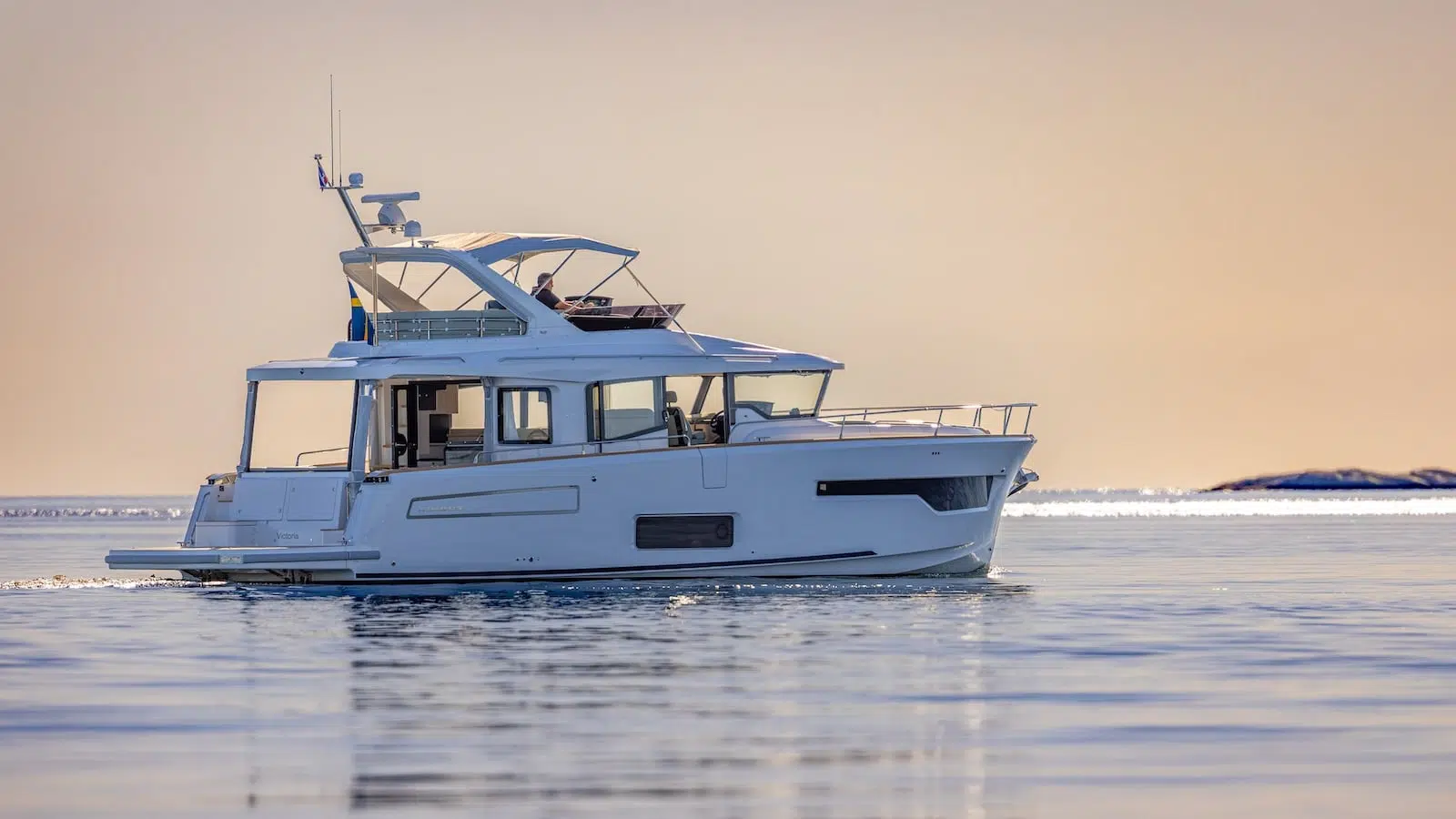 Nimbus 495 Flybridge slow sailing
