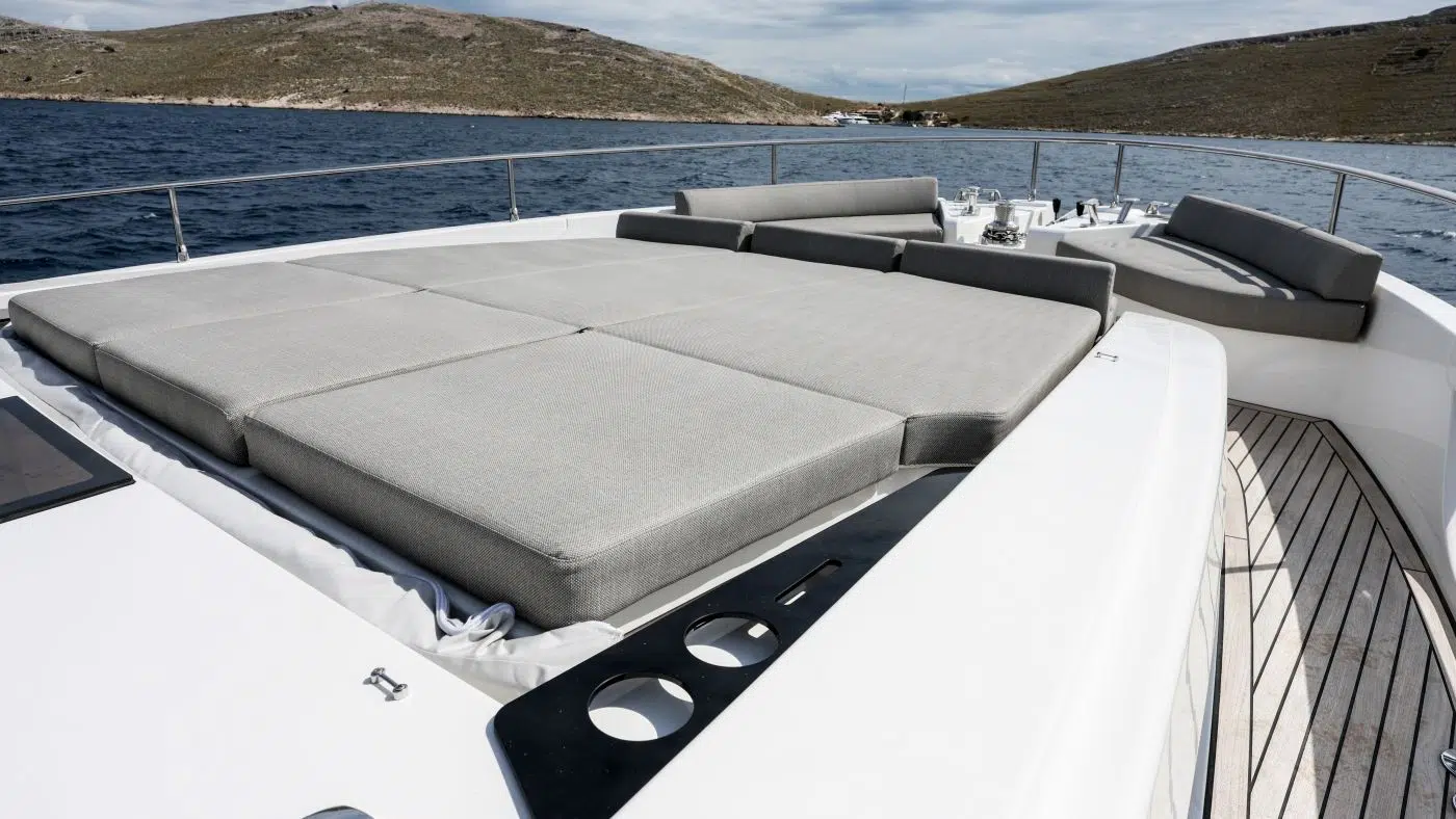 GREENLINE 58 FLY HYBRID exterior bow lounge