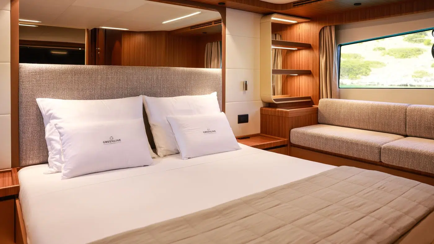 Greenline 58 Fly Hybrid master cabin
