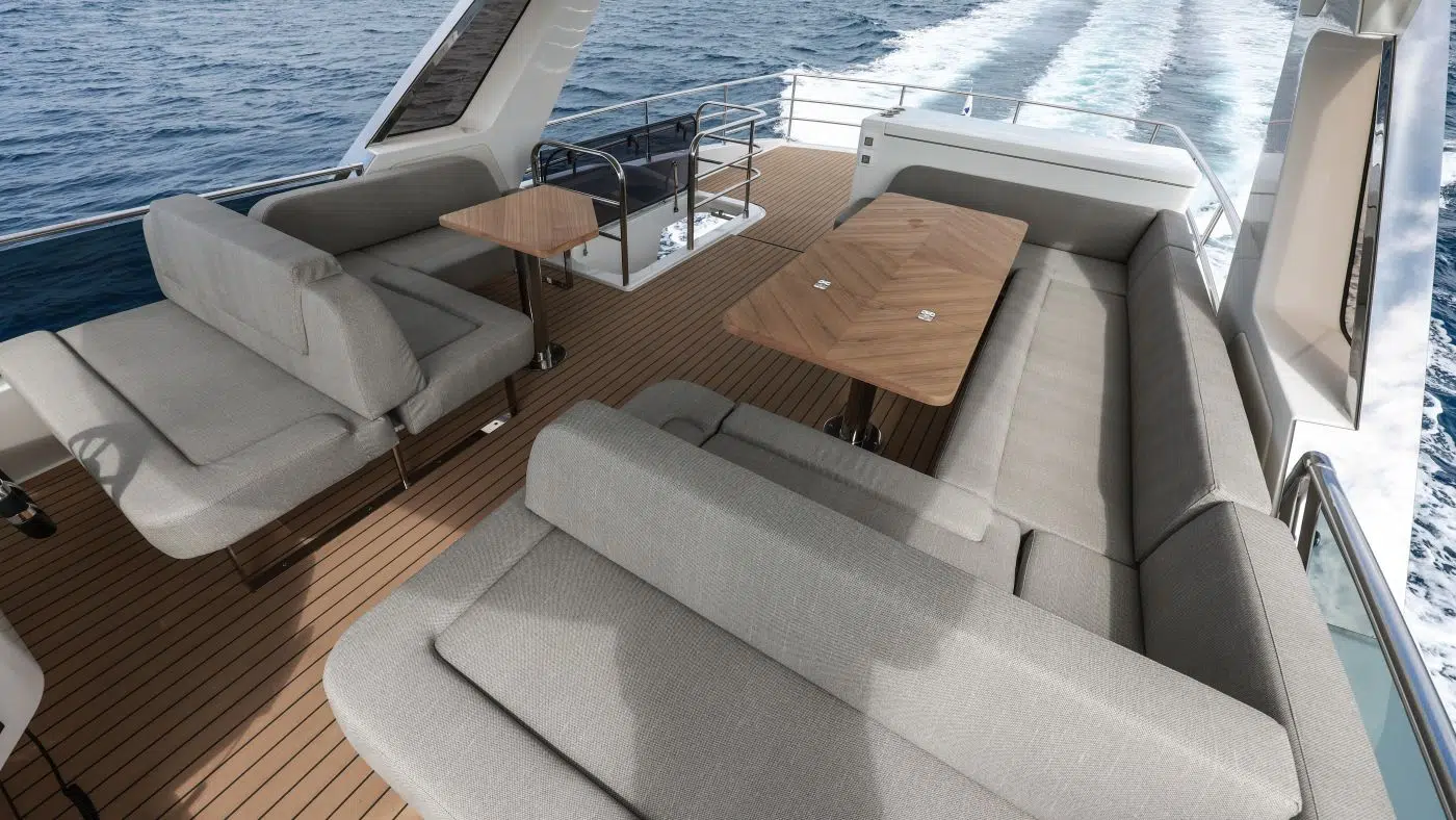 Greenline 58 Fly Hybride outdoor flybridge