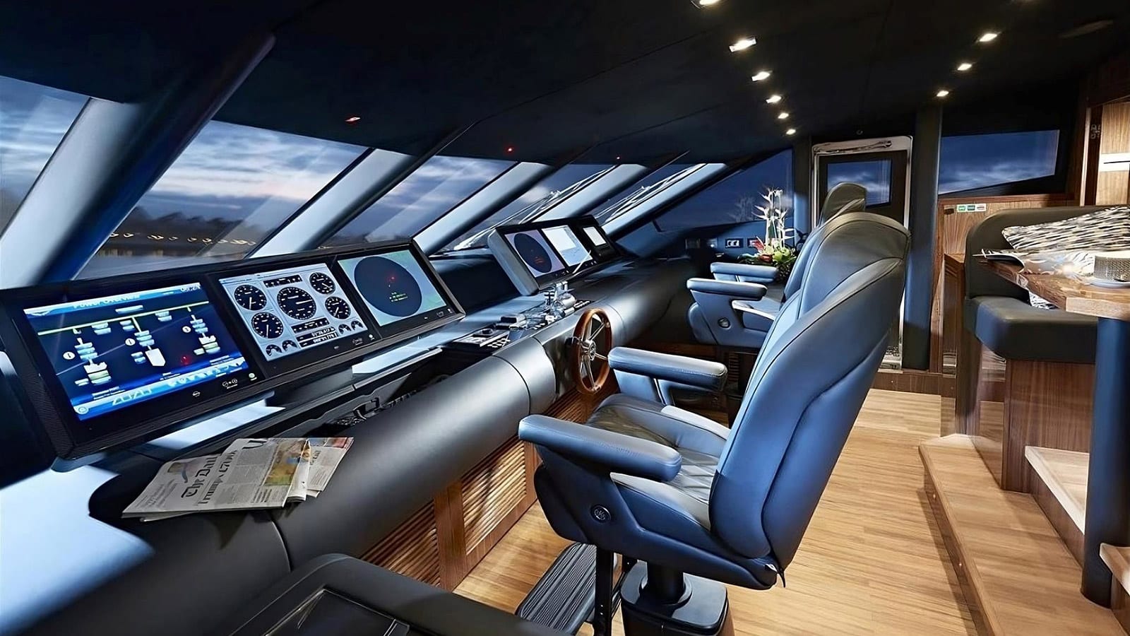 Besenzoni erobert Monaco mit seinen Superyacht-Sitzen am Steuerstand