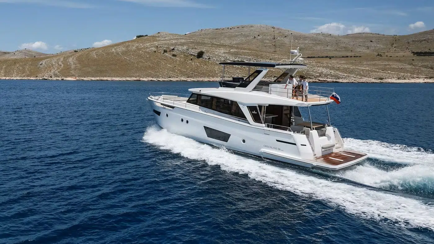 GREENLINE 58 FLY HYBRID, the unrivaled family cruiser. Sea trial