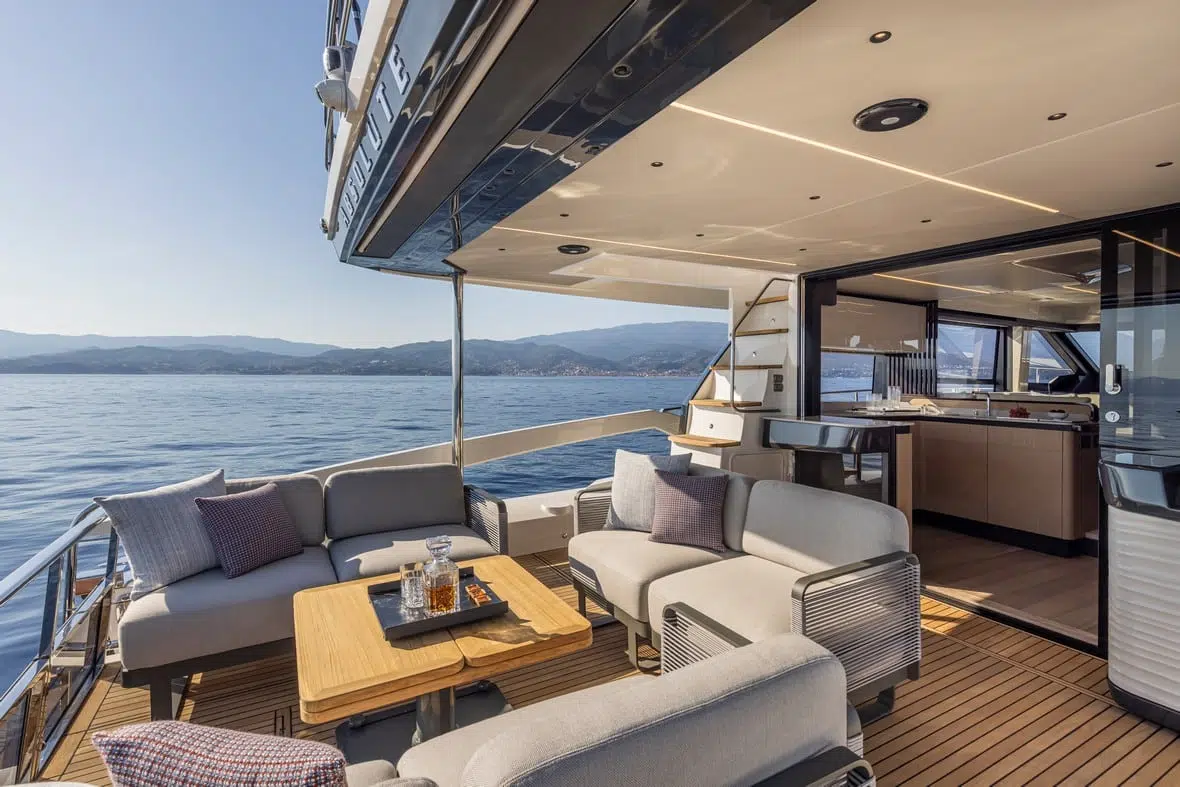 absolute-yachts-56-fly-exterior